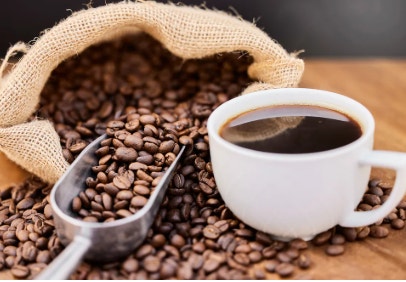 커피의 역사를 상징하는 커피 원두와 커피 한 잔