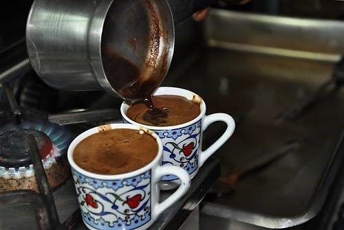 전통 터키 커피를 끓여 따르는 모습